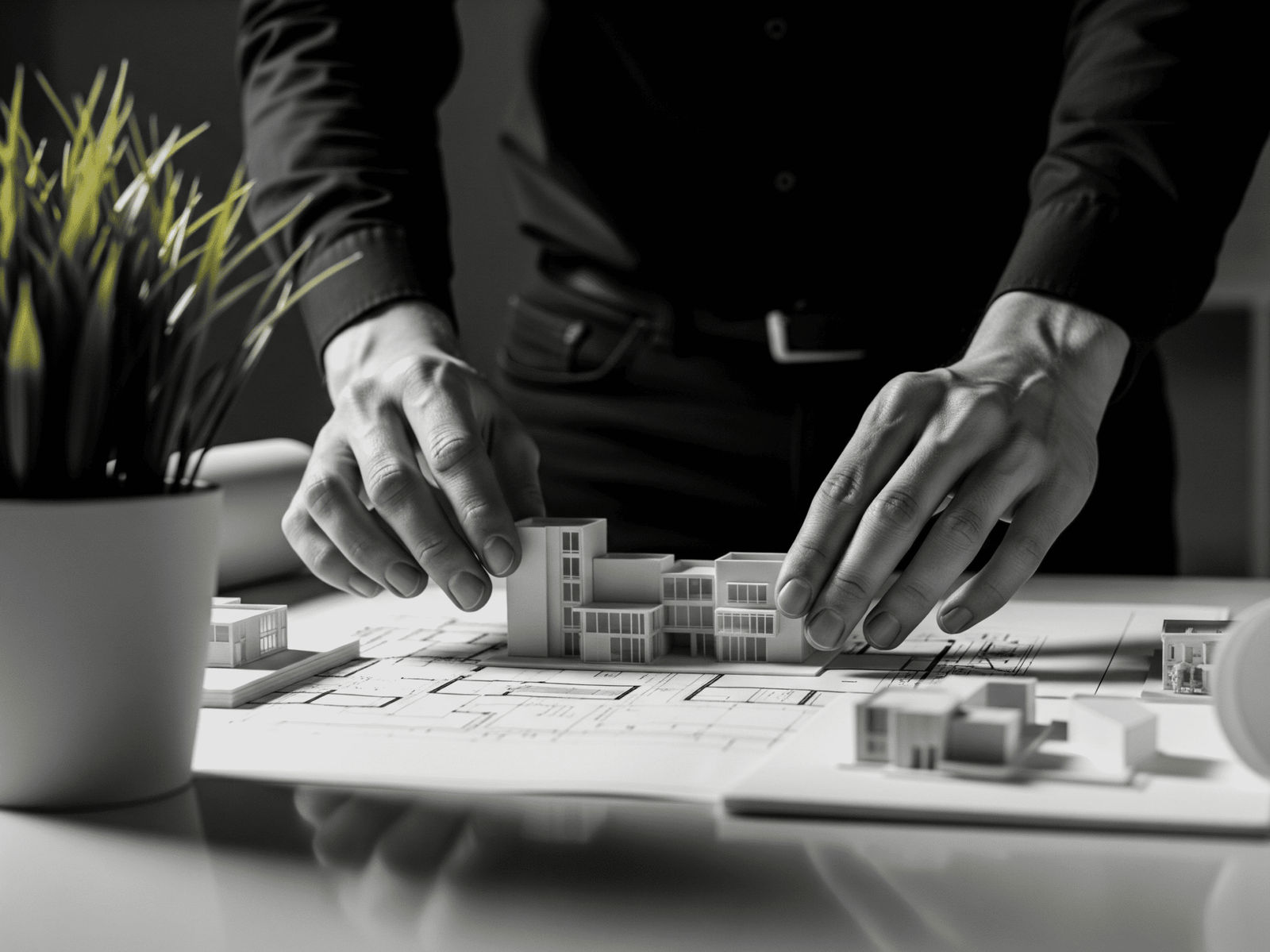 Manos de un profesional planificando un proyecto sobre un escritorio, representando el cuidado y la experiencia del equipo de Neoservix