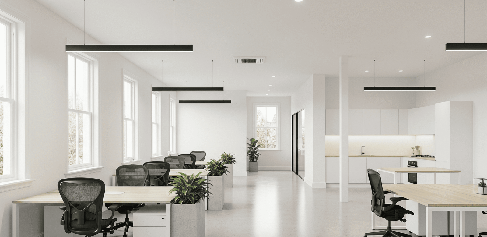 Interior de oficina en una reforma de locales comerciales y oficinas en Getafe, destacando el diseño minimalista y la entrada de luz natural.